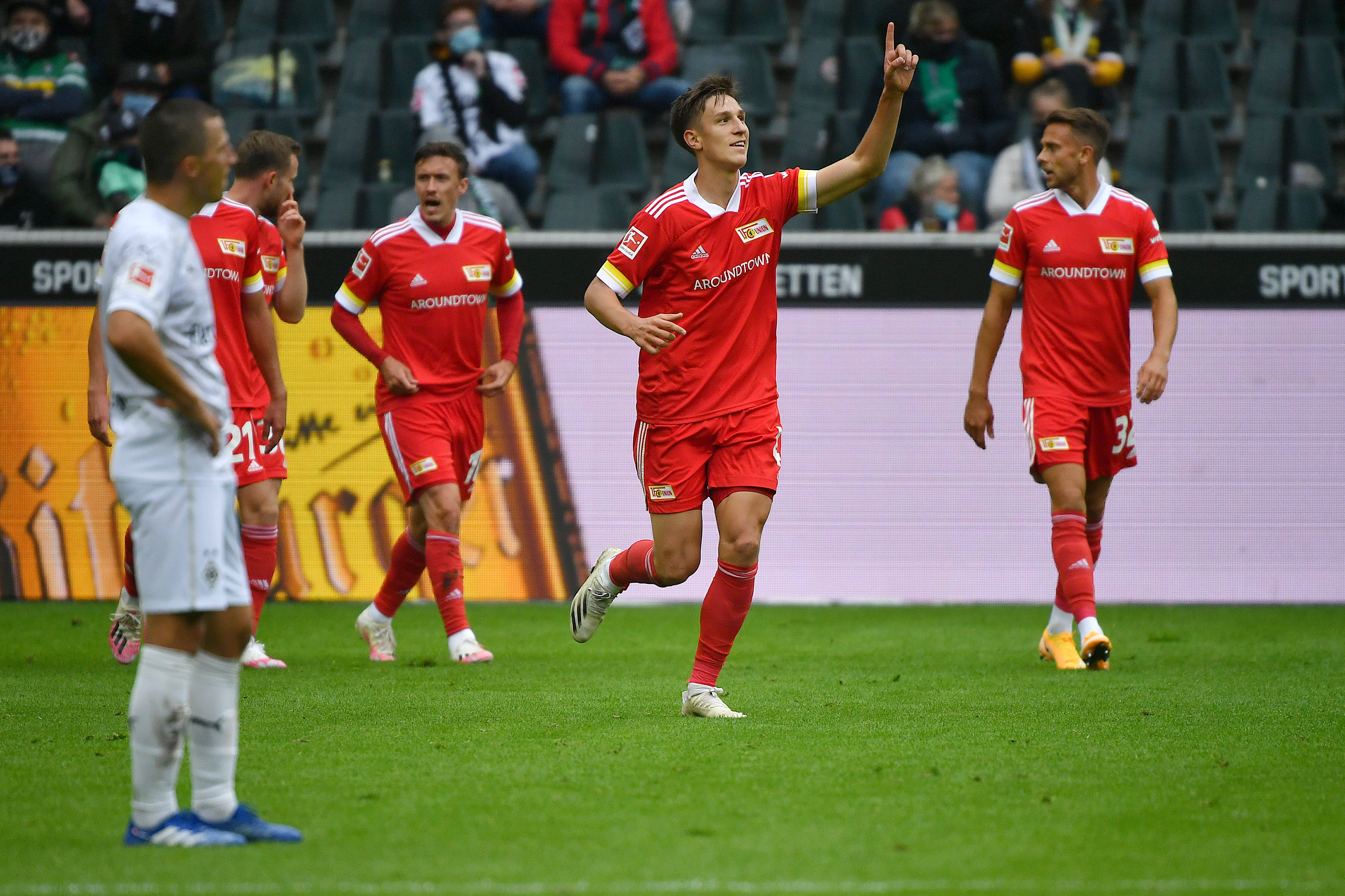 九游体育app-门兴格拉德巴赫发布备战花絮，转会期临场应变，欧冠任务艰巨，纪律约束更严格的简单介绍